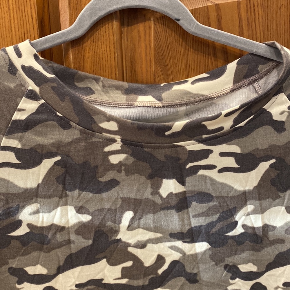 NWT Boutique Camo Sweatshirt size s/m - Picture 3 of 6